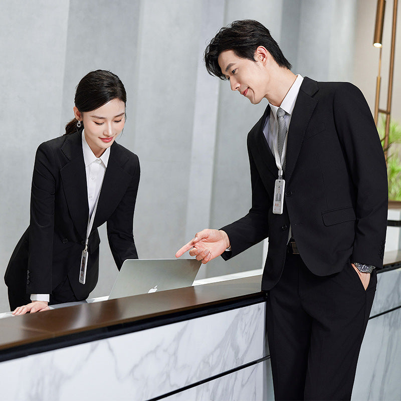 Senior sense : Style sophistiqué / Allure haut de gamme (ou Style mature/expérimenté selon le contexte)4S store : Concessionnaire automobile (ou Garage 4S)Hotel manager interview : Entretien d'embauche pour un directeur d'hôtelFormal wear : Tenue de soiré