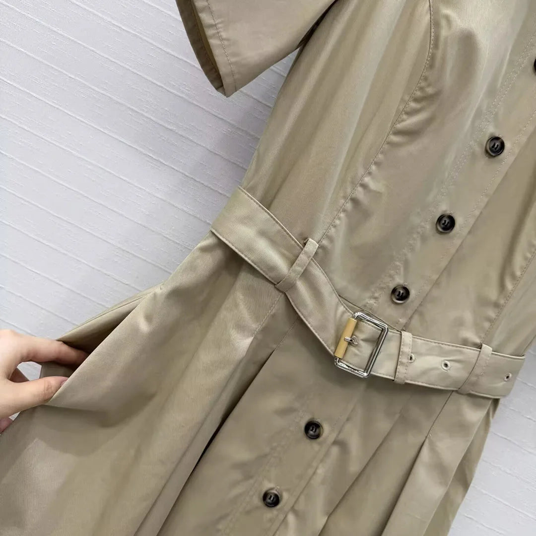 Robe longue kaki élégante pour femme, style vintage, tendance été 2026, avec col à revers, manches courtes, simple boutonnage, taille haute et ceinture. »