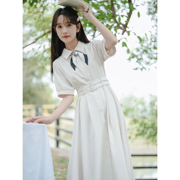 Élégante robe blanche cintrée pour femmes, style chemise, pour occasion formelle d'été, fermeture à un seul bouton, manches courtes. »