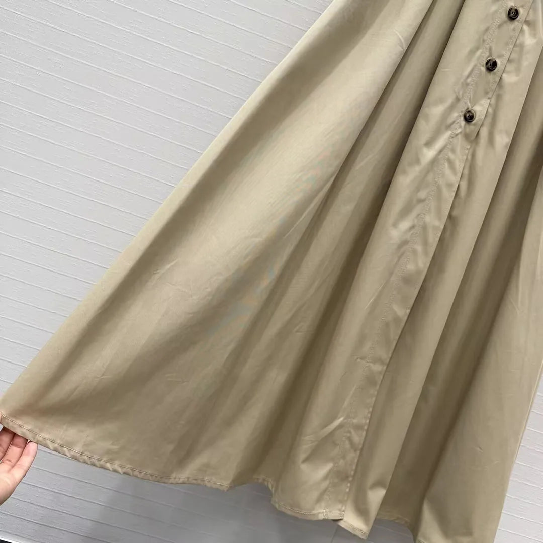 Robe longue kaki élégante pour femme, style vintage, tendance été 2026, avec col à revers, manches courtes, simple boutonnage, taille haute et ceinture. »