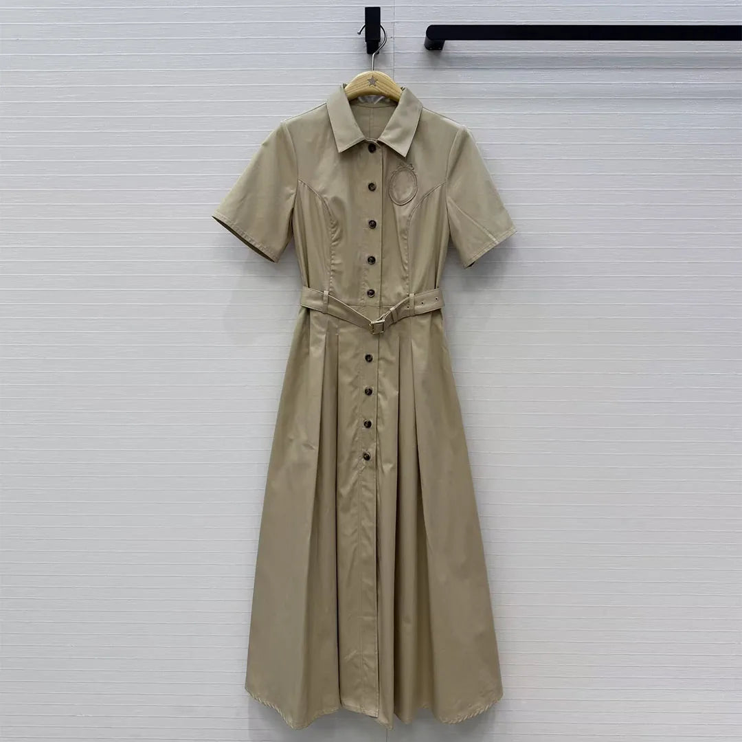 Robe longue kaki élégante pour femme, style vintage, tendance été 2026, avec col à revers, manches courtes, simple boutonnage, taille haute et ceinture. »