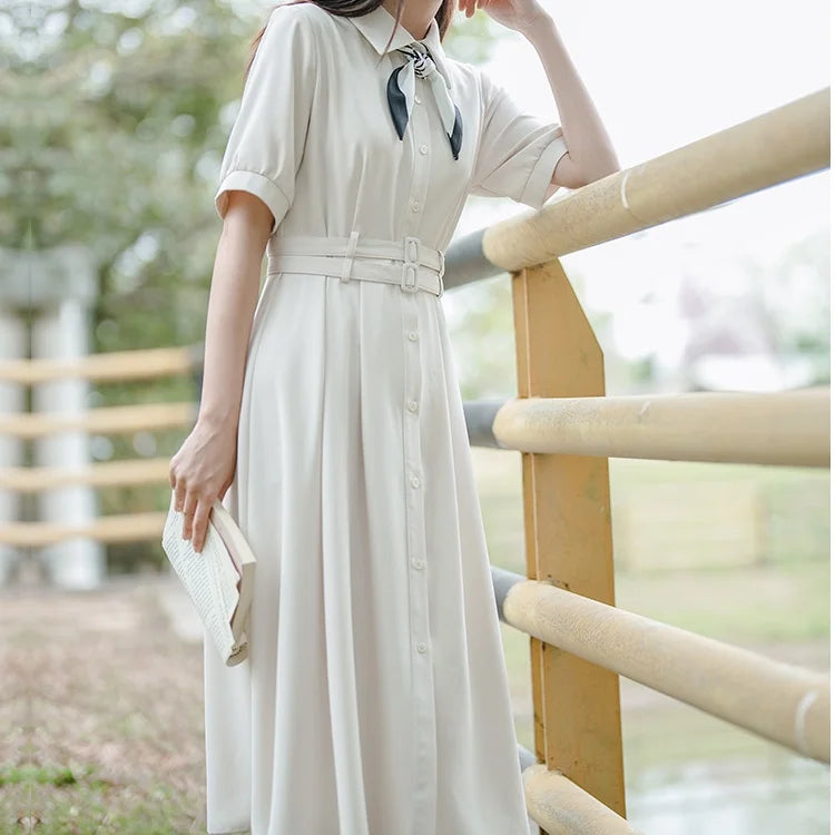 Élégante robe blanche cintrée pour femmes, style chemise, pour occasion formelle d'été, fermeture à un seul bouton, manches courtes. »