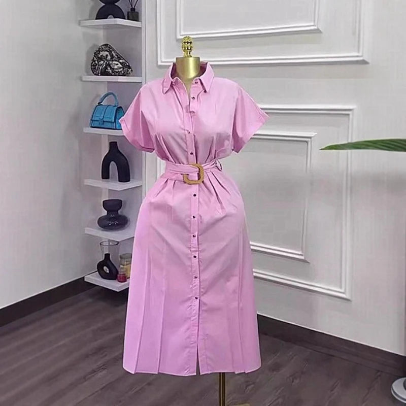 Robe longue chemisier pour femme, col rabattu, manches courtes, ceinture à taille cintrée et coupe trapèze (style élégant, Y2K, streetwear, travail 2026). »