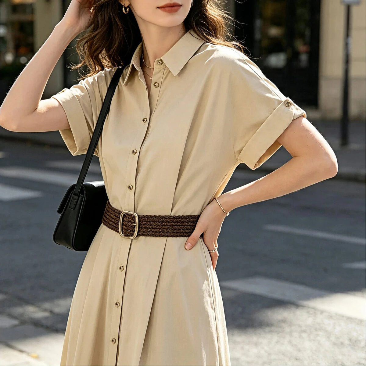 Robe chemise d'été plissée à taille haute et coupe ajustée, avec ceinture, manches courtes, style trapèze et look de bureau décontracté pour femme.